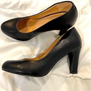 Perfect Black pumps-New in box